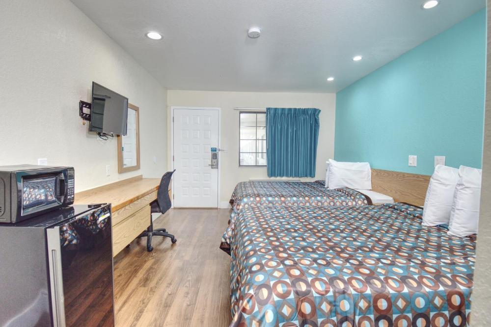 Queen Room with Two Queen Beds interior